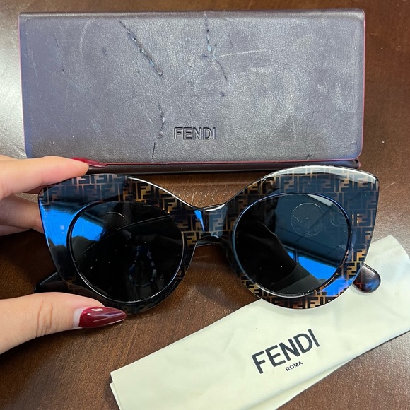 Fendi FF Logo Cat-Eye Sunglasses - Picture 11 of 11